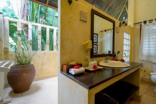 a bathroom with a sink and a mirror at Villa Khao Phaengma in Wang Nam Khieo