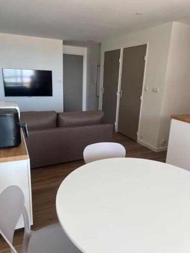 Sea view apartment with direct beach access for 4 people