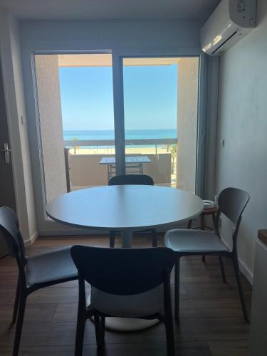 Sea view apartment with direct beach access for 4 people