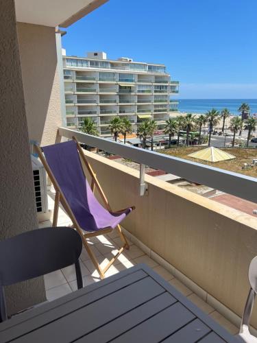 Sea view apartment with direct beach access for 4 people