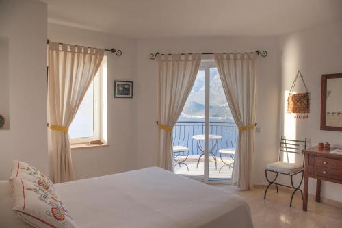 カシュにあるLuxury Villa Carettaのベッドルーム1室(ベッド1台付)、バルコニー(テーブル付)