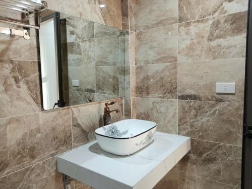 a bathroom with a sink and a mirror at Rice Fields Mountain Homestay in Vũ Lâm
