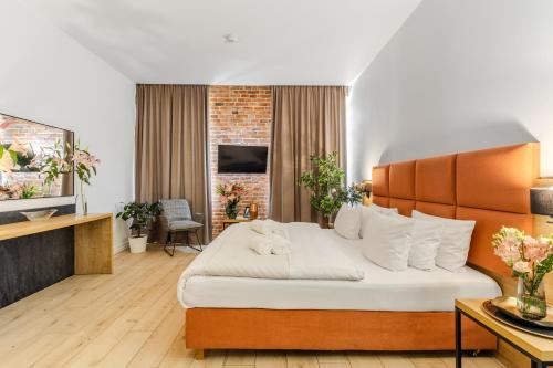 a bedroom with a large bed in a room at Hotel Jazz Market Square Wroclaw in Wrocław