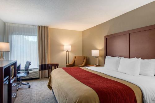 a hotel room with a large bed and a desk at Comfort Inn Chester - Richmond South in Chester