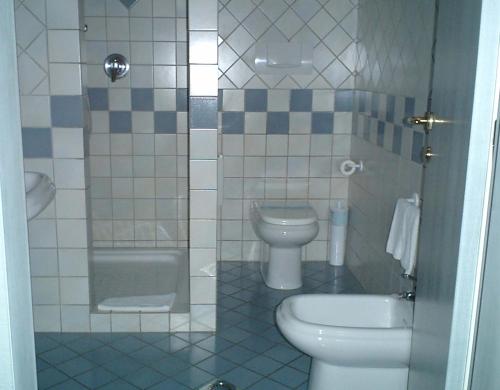 a bathroom with a toilet and a sink at Hotel Motel 2 in Tortona