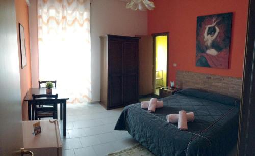 サレルノにあるStanze sul Mareのベッドルーム1室(大型ベッド1台付)