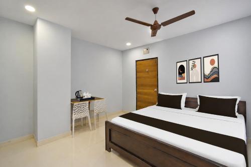a bedroom with a bed with a ceiling fan at Hotel O OASIS Inn in Ibrāhīmpatan