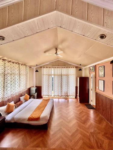 a large bedroom with a large bed in a room at Magpie Retreat in Bhīm Tāl
