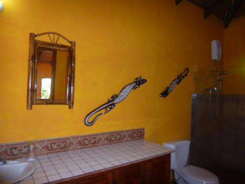 uma casa de banho com três decalques de peixe na parede em Hotel La Palapa Eco Lodge Resort em Portalón