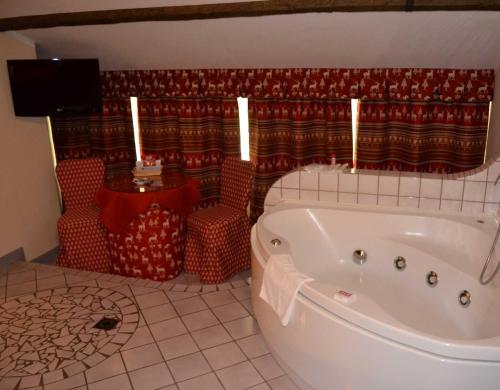 a bathroom with a tub and a red curtain at Hotel Motel 2 in Tortona