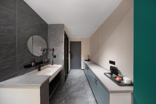 a bathroom with two sinks and a mirror at 义乌君威酒店 in Yiwu