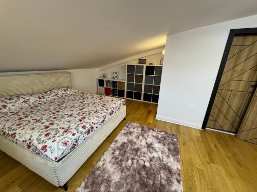 a bedroom with a bed and a large window at Casa Urbano Mall- Floresti in Floreşti