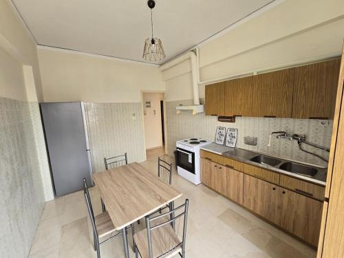 GRI LAMBR - Room 2 - SHARED APARTMENT - Beautiful Views in The Center Of Piraeus