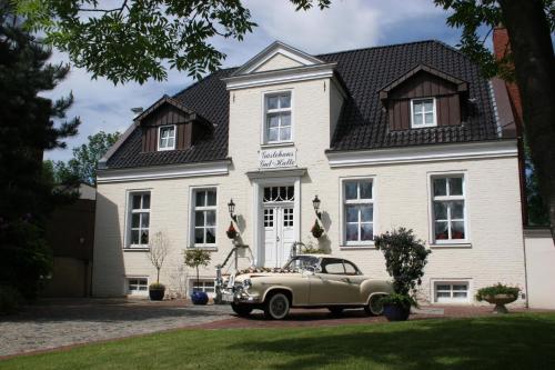 帕彭堡的住宿－Landhaus Gut Halte，停在房子前面的汽车