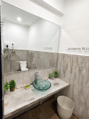 a bathroom with a sink and a mirror at Casa Le Rock in Kuah