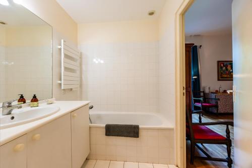 a bathroom with a sink and a bath tub at Chambres d'hôtes Château Cajus in Saint-Germain-du-Puch