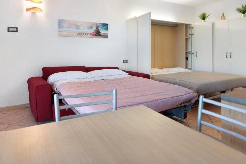 a room with two beds and a couch at Studio Apartment Lake and Relax in Gravedona