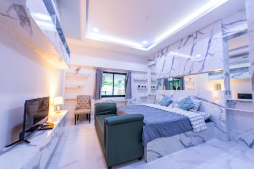 a bedroom with a king sized bed and a tv at Richpoolvilla Pattaya in Jomtien Beach