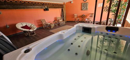 a jacuzzi tub in the middle of a room at Quinta Sao Martinho in Reguengo Grande