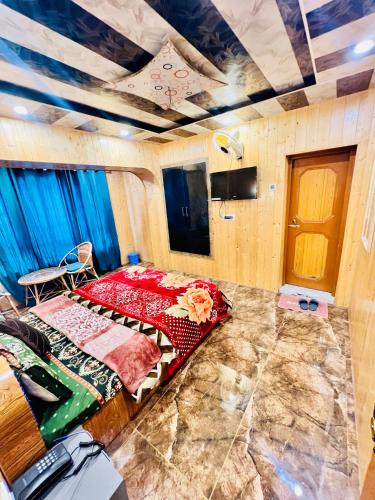 a bedroom with a bed with a red comforter at SONAMARG SNOW VIEW in Sonāmarg