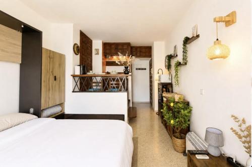 Modern & Sunny Studio