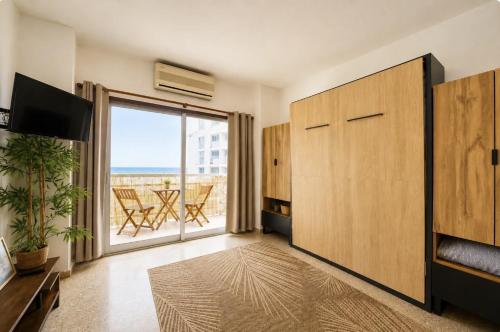Modern & Sunny Studio