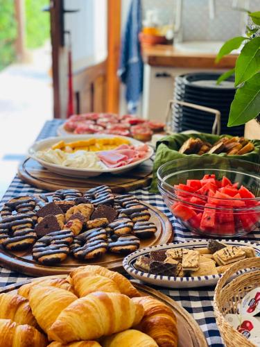 a table topped with different types of bread and vegetables at Stagnone Area Zero in Birgi Vecchi