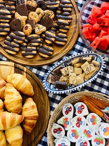 a table topped with baskets of different types of food at Stagnone Area Zero in Birgi Vecchi