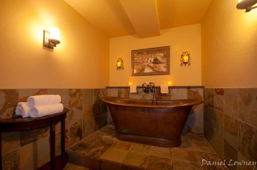 Bathroom sa Meadow Lake Resort & Condos