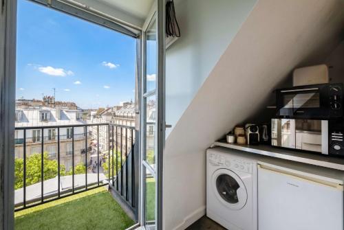 a balcony with a washer and dryer in a apartment at Sebastopol Chic Balcon & Parisian View in Paris