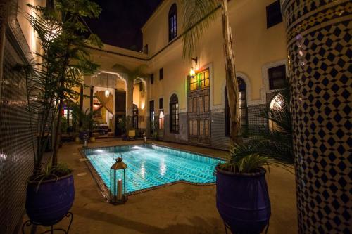 a swimming pool in the middle of a building at Riad Fes Baraka Piscine & SPA in Fez