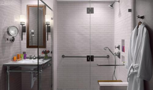 a bathroom with a shower and a sink at Plaza la Reina in Los Angeles