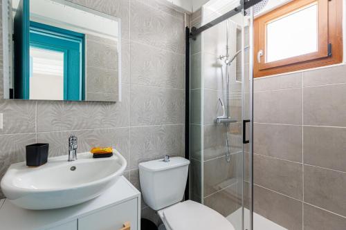 a bathroom with a sink and a toilet and a shower at Villa Lolo, Piscine et Terrasse in Moliets-et-Maa