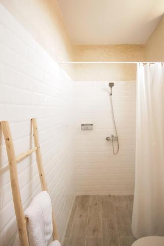a white shower with a shower curtain in a bathroom at The Line Up in Mirleft
