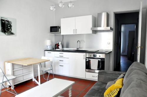 Two-bedroom apartment with a balcony near Panier