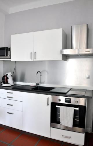 Two-bedroom apartment with a balcony near Panier