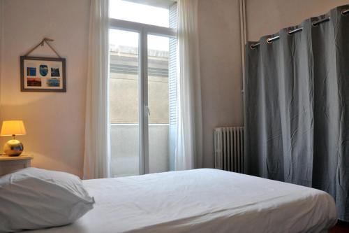 Two-bedroom apartment with a balcony near Panier