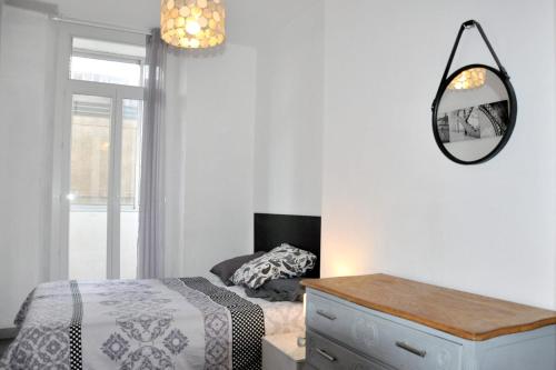 Two-bedroom apartment with a balcony near Panier