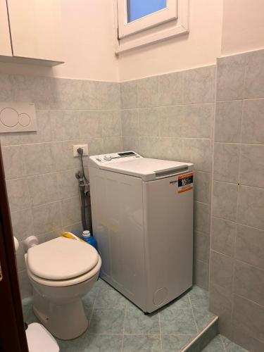 a small bathroom with a toilet and a sink at Casa dei Navigatori in Verona