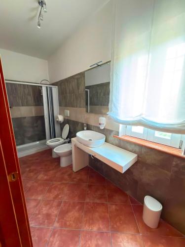 ein Badezimmer mit zwei Toiletten und zwei Waschbecken in der Unterkunft Suite 04 in Airola