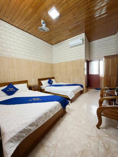 a bedroom with two beds and a wooden ceiling at Vân Tân Hotel in Kon Von Kla