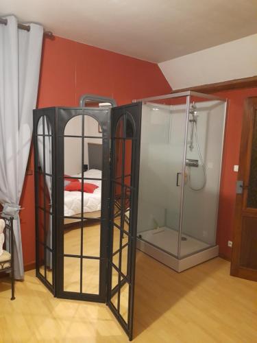 Ein schwarzes Zimmer mit Bett und Dusche in der Unterkunft Chambre d'hôte 4 personnes in Magnien