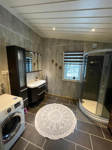 a bathroom with a sink and a washing machine at Flott hytte på Bjørgan in Grong