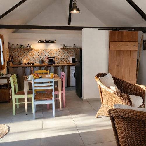 a kitchen and dining room with a table and chairs at Tite Case Désirée in Petite Île