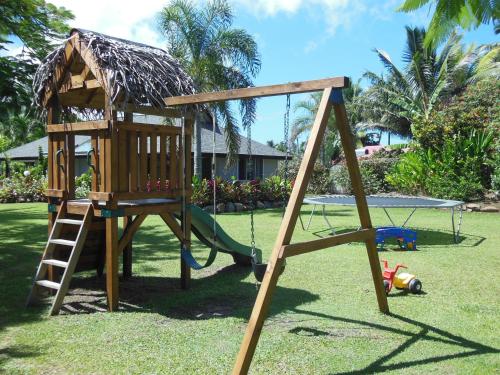 un parque infantil con un columpio y una escalera en Lagoon Breeze Villas, en Rarotonga