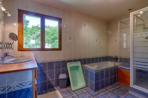 ein Badezimmer mit Badewanne, Waschbecken und Badewanne in der Unterkunft Gite 07 in Privas