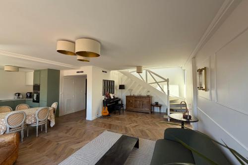 Large 105m Apt with Terrace & Parking