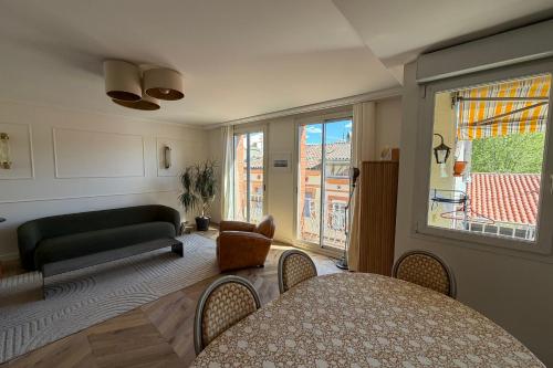 Large 105m Apt with Terrace & Parking