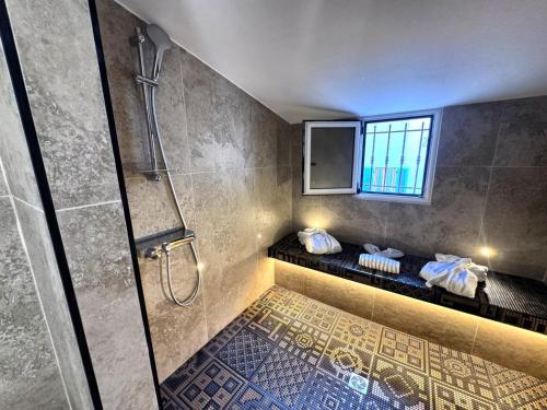 a bathroom with a shower and a window at L'Escale Côté Sud in LʼÎle-Rousse