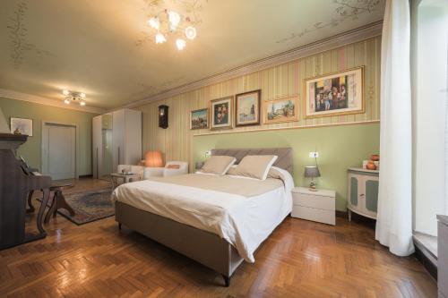 a bedroom with a bed and a table and a couch at Casa Ferdinanda in Monteleone dʼOrvieto